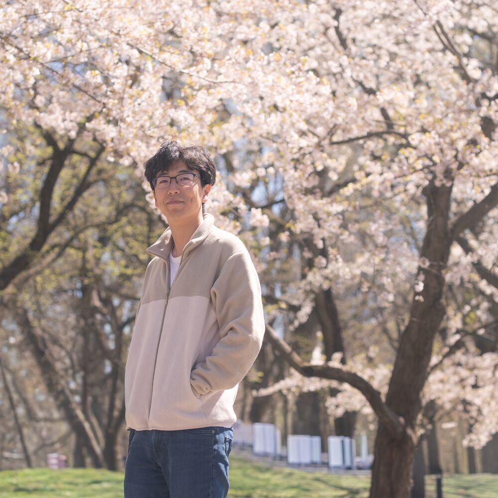 Zehao Xue under cherry blossoms